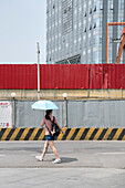 Chinesische Frau mit Sonnenschirm, Chengdu, Sichuan Provinz, China, Asien