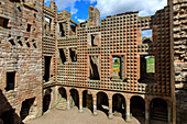 Innenhof der Burgruine Crichton Castle, Midlothian, Sandstein, Diamanten-Fassade, Schottland, UK