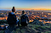 Zwei Frauen, Salisbury Crags, Sonnenuntergang,  Aussicht über Edinburgh, Abendrot, Stadtlichter, Schottland, UK