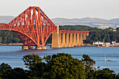 Forth Bridge, Eisenbahnbrücke über Firth of Forth, South Queensferry, Schottland, UK