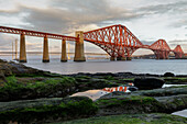 Forth Bridge, Eisenbahnbrücke über Firth of Forth, South Queensferry, Schottland, UK