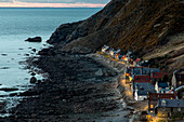 Abenddämmerung Crovie, Dorf direkt am Meer, Moray Firth, Beleuchtung des Kais, Aberdeenshire, Schottland, UK