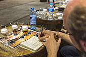Notizen beim Abschmecken, Nosing, Tasting, Single Malt, Whisky Masterclass Bunnahabhain Destillerie, Islay, Schottland, UK