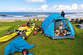 Camping am Meer mit Hunden und Kajaks, Islay, Hebriden, Schottland, UK