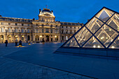 Beleuchtete Pyramide, Louvre, Paris, Frankreich