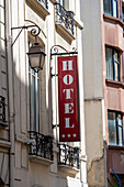 Ausleger mit dem Schriftzug Hotel, Paris, Frankreich