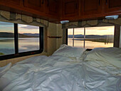 Bett mit Aussicht auf den Lake Powell, Arizona, USA