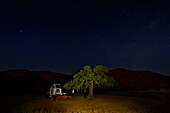 Nachts am Kameldornbaum in den Tiras Bergen, Namibia