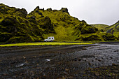 Camping im Flussbett im grünen Moos, Þórsmörk, Südküste, Island