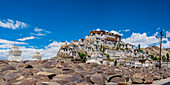 Manimauer vor dem Gelbmützenkloster Tikse, Ladakh, Jammu und Kaschmir, indischer Himalaya, Indien, Asien