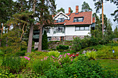 Ainola ist ein Haus, in dem der Komponist Jean Sibelius mit seiner Gattin Aino wohnte. Es liegt etwa 500 m vom Ufer des Tuusulanjärvi-Sees entfernt. Helsinki, Finnland