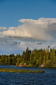 Blick auf Tuusulan See. Die Werkstatt des nationalromantischen Malers Pekka Halonen am Ufer des Tuusula-Sees gebaut. Helsinki, Finnland