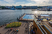 Allas Sea Pool, badende Menschen in dem ins Hafenbecken eingelassenen Pool, Helsink, Finnland