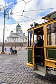 Historische Strassenbahn am Dom, Helsinki, Finnland