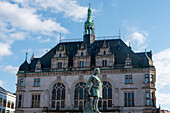 Händel-Denkmal, dahinter das neue Rathaus, Halle an der Saale, Sachsen-Anhalt, Deutschland