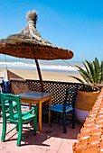 Terrasse mit Blick auf den Strand von Sidi Kaouki in Marokko