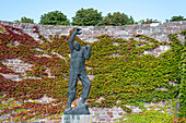 Aufsteigender von Fritz Cremer, bunte Weinblätter im Herbst, Skulpturenpark Magdeburg, Sachsen-Anhalt, Deutschland