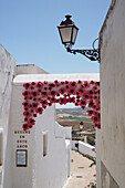 Geschmückter Torbogen in Arcos de la Frontera, Andalusien, Spanien