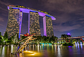 Dragonfly Skulptur im Gardens by the Bay mit dem Marina Bay Sands Hotel im Hintergrund, Singapur
