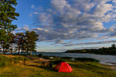 Zelt mit Fahrrad bei der Festungsruine Bomarsund, Ahland Insel, Ahland, Finnland