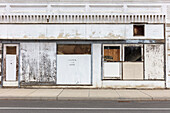 Verlassene Schaufenster und Gebäude an einer verlassenen Hauptstraße