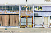 Main Street mit vernagelten Fenstern, geschlossenes Geschäft