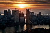 Großbritannien, London, Canary Wharf Wolkenkratzer und Themse bei Sonnenuntergang