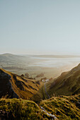 Sonnige Aussicht auf die malerische Landschaft, Peak District National Park, England