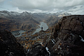 Wanderer mit Blick auf die majestätische Bergwelt, Sgurr Na Stri, Isle of Skye, Schottland