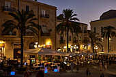 Cefalu, Hauptplatz am Abend, Sizilien, Italien