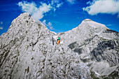 Kletterin am Blassengrat, Alpine Gratkletterei im Wetterstein, Hochblassen, Bayern, Deutschland
