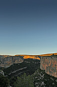 Rötliche Kalksteinwände im Sonnenuntergang im Klettergebiet Chulilla in Spanien, Provinz Valencia