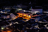 Das Dorf Chulilla, Klettergebiet in Spanien, Provinz Valencia, Marktplatz bei Nacht