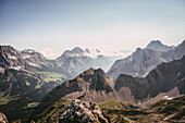 Mieminger Kette mit Blick auf den Wetterstein, Tirol, Österreich