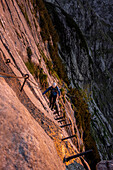 Bergsteiger auf dem Weg durch Höllental auf die Zugspitze, Höllentalklettersteig im Sonnenaufgang, Bayern, Deutschland
