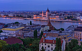 Abendlicher Blick auf das ungarische Parlamentsgebäude und die Donau, UNESCO-Weltkulturerbe, Budapest, Ungarn, Europa