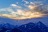 Abendliche Wolkenstimmung über Spitzinggebiet und Wendelstein, vom Heuberg, Chiemgauer Alpen, Oberbayern, Bayern, Deutschland