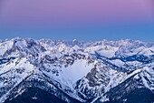 Morgenstimmung an den winterlichen Bayerischen Alpen, Rofan und Karwendel, von der Rotwand, Spitzinggebiet, Bayerische Alpen, Oberbayern, Bayern, Deutschland