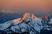 Morgenlicht an verschneitem Risserkogel und Plankenstein, von der Rotwand, Spitzinggebiet, Bayerische Alpen, Oberbayern, Bayern, Deutschland