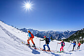 Fünf Personen auf Skitour steigen zum Rauschberg auf, Chiemgauer Alpen im Hintergrund, Rauschberg, Chiemgauer Alpen, Oberbayern, Bayern, Deutschland