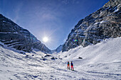 Zwei Personen auf Skitour steigen durch weites Kar auf, Ofental, Berchtesgadener Alpen, Nationalpark Berchtesgaden, Oberbayern, Bayern, Deutschland