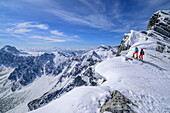 Zwei Frauen auf Skitour stehen an Schneegrat und blicken aufs Steinerne Meer, Ofental, Berchtesgadener Alpen, Nationalpark Berchtesgaden, Oberbayern, Bayern, Deutschland