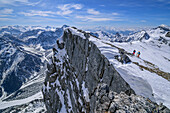 Zwei Frauen auf Skitour stehen auf Felsgipfel, im Hintergrund Steinernes Meer, Ofental, Berchtesgadener Alpen, Nationalpark Berchtesgaden, Oberbayern, Bayern, Deutschland