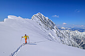 Frau auf Skitour steigt durchs Steintal auf, Steintal, Hochkalter, Berchtesgadener Alpen, Nationalpark Berchtesgaden, Oberbayern, Bayern, Deutschland