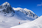 Frau auf Skitour steigt zum Hohen Göll auf, Hoher Göll, Berchtesgadener Alpen, Nationalpark Berchtesgaden, Oberbayern, Bayern, Deutschland