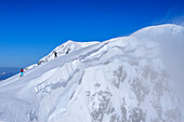 Zwei Personen auf Skitour steigen zum Hohen Göll auf, Hoher Göll, Berchtesgadener Alpen, Nationalpark Berchtesgaden, Oberbayern, Bayern, Deutschland