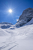 Zwei Abfahrtsspuren in weitem Schneehang, Hoher Göll, Berchtesgadener Alpen, Nationalpark Berchtesgaden, Oberbayern, Bayern, Deutschland