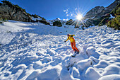 Frau auf Skitour fährt über Lawinenschnee ab, Gamsjoch, Karwendel, Naturpark Karwendel, Tirol, Österreich