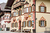 Häuser mit Lüftlmalerei, Neubeuern, Rosenheim, Oberbayern, Bayern, Deutschland 