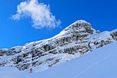 Frau auf Skitour steigt ins Watzmannkar auf, Watzmannkar, Drittes Watzmannkind, Berchtesgadener Alpen, Nationalpark Berchtesgaden, Oberbayern, Bayern, Deutschland